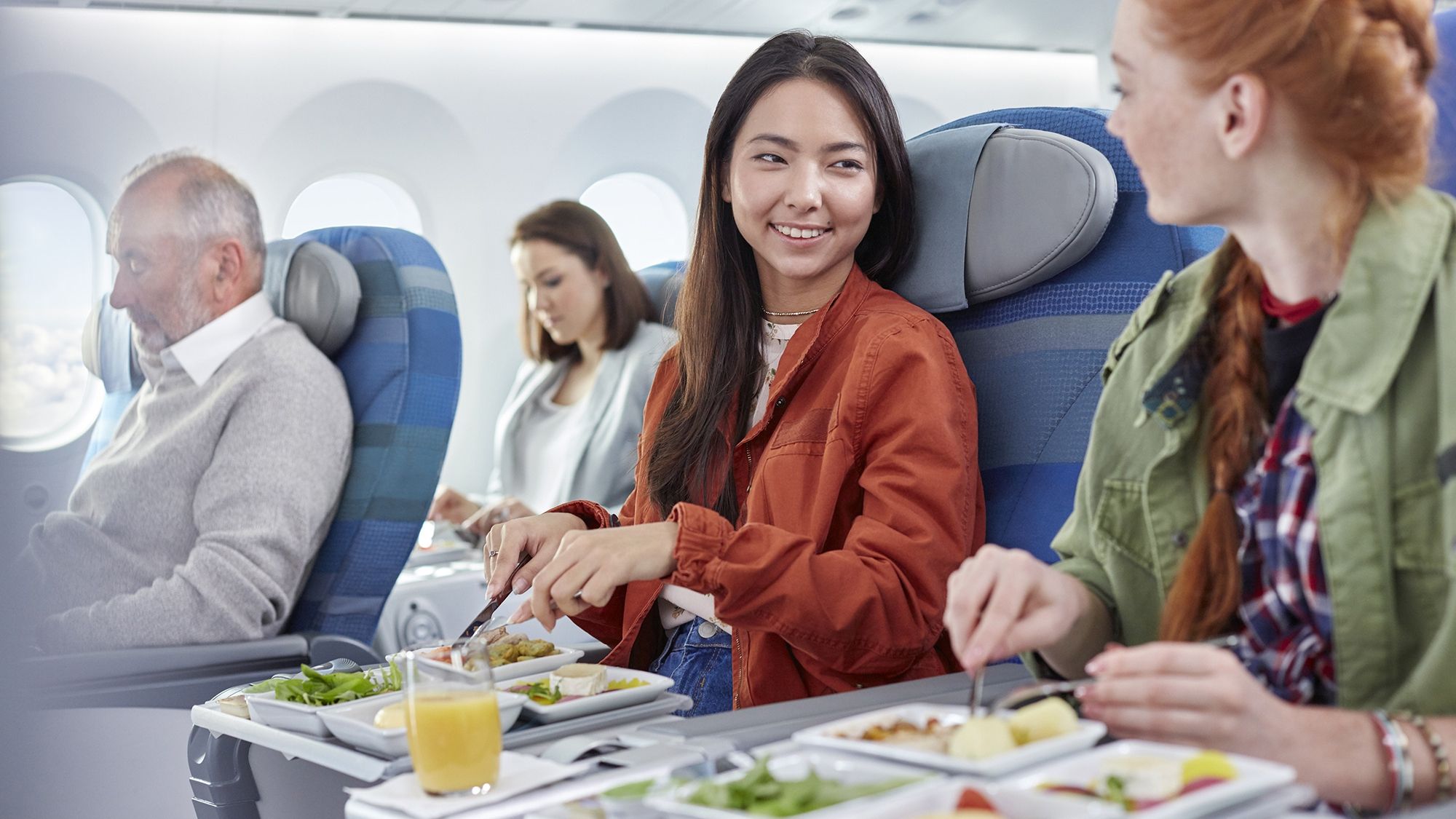 Стюардеса назвала продукти, від яких краще відмовитися в літаку - фото 1