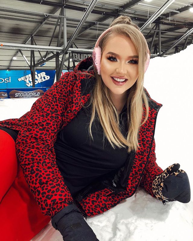 Ведучою Євробачення 2020 стане блогерка-трансгендер: фото ефектної красуні - фото 385412