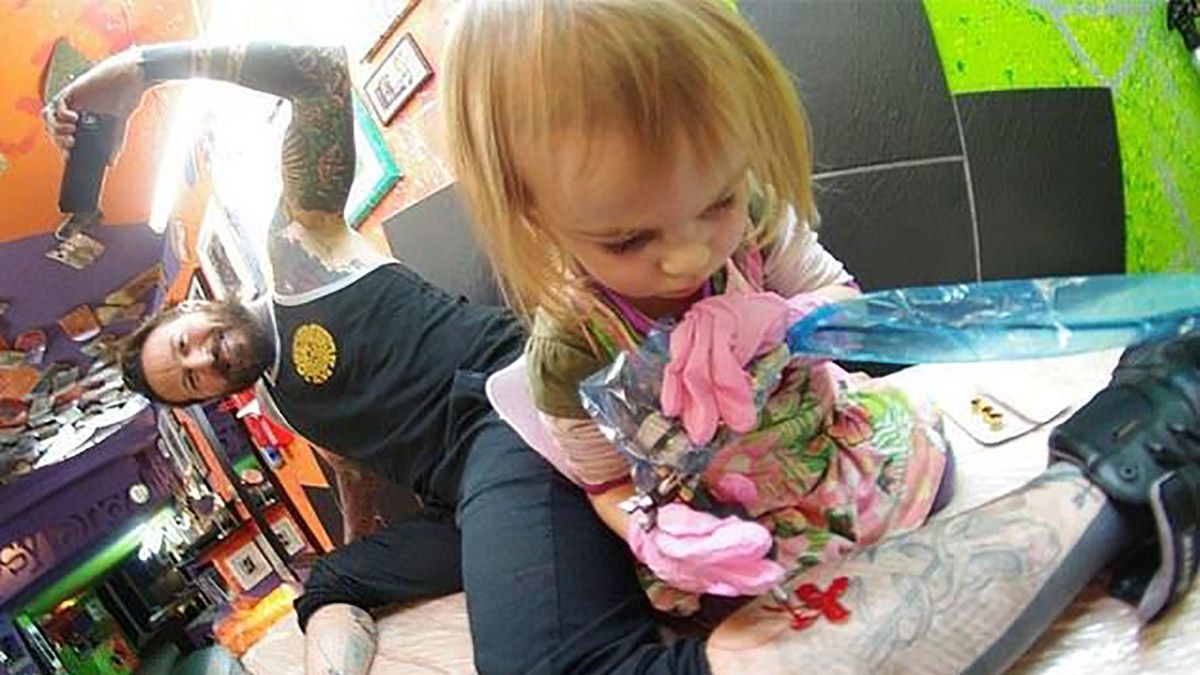 Дівчинка в 9 років стала наймолодшим тату майстром: цікаві роботи