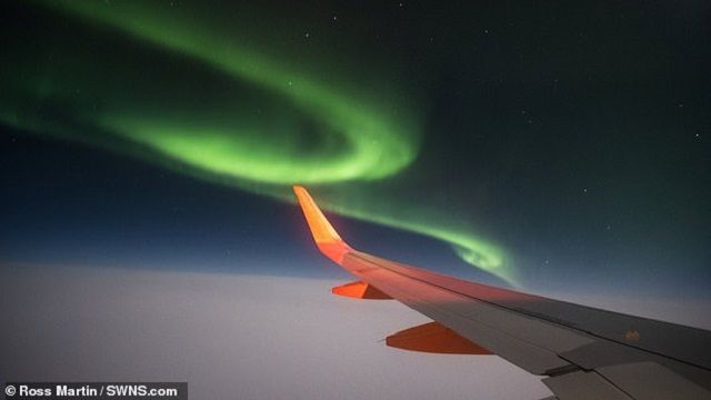 Пасажир зняв вражаюче північне сяйво з вікна літака: фотофакт - фото 385511