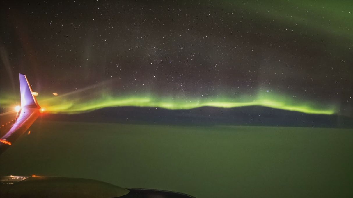 Пасажир зняв вражаюче північне сяйво з вікна літака: фотофакт - фото 1