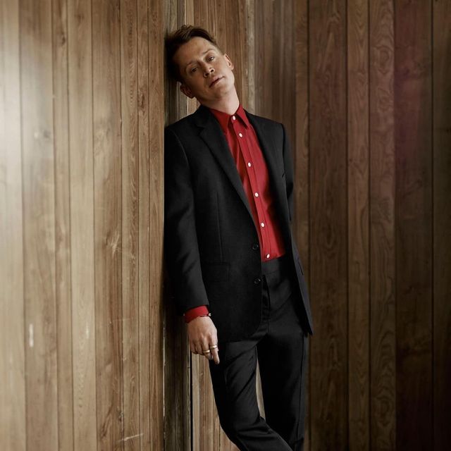 Халат і нафарбовані нігті: Маколей Калкін потрапив на обкладинку глянцю у сміливому образі - фото 385517