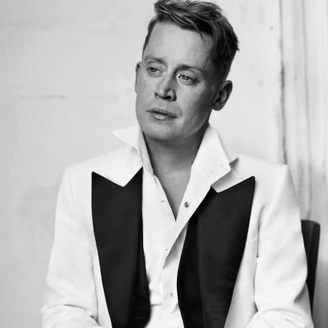 Халат і нафарбовані нігті: Маколей Калкін потрапив на обкладинку глянцю у сміливому образі - фото 385520