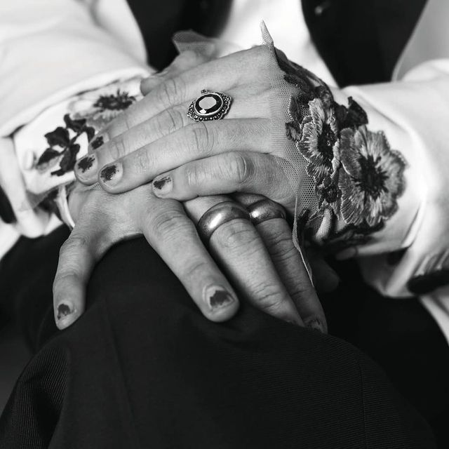 Халат і нафарбовані нігті: Маколей Калкін потрапив на обкладинку глянцю у сміливому образі - фото 385521