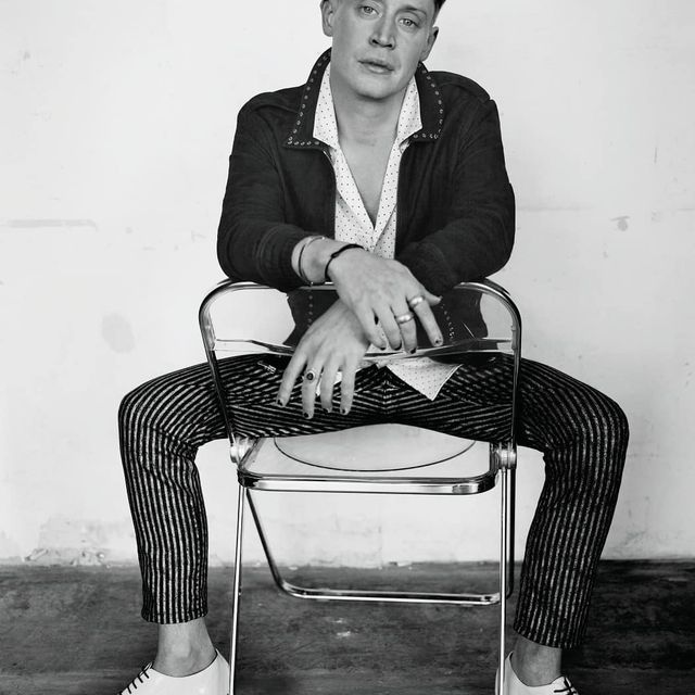 Халат і нафарбовані нігті: Маколей Калкін потрапив на обкладинку глянцю у сміливому образі - фото 385522