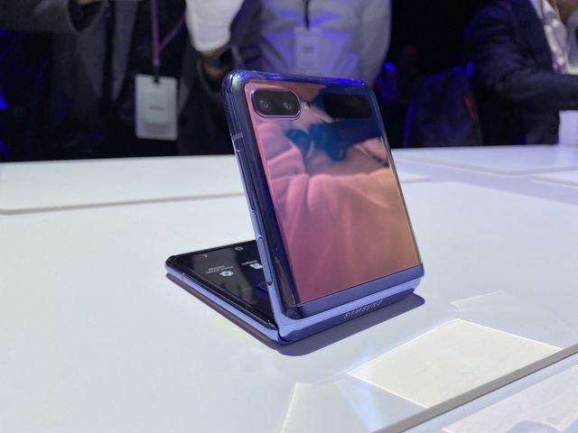 Samsung Galaxy Z Flip: як насправді виглядає стильна розкладачка компанії - фото 385640