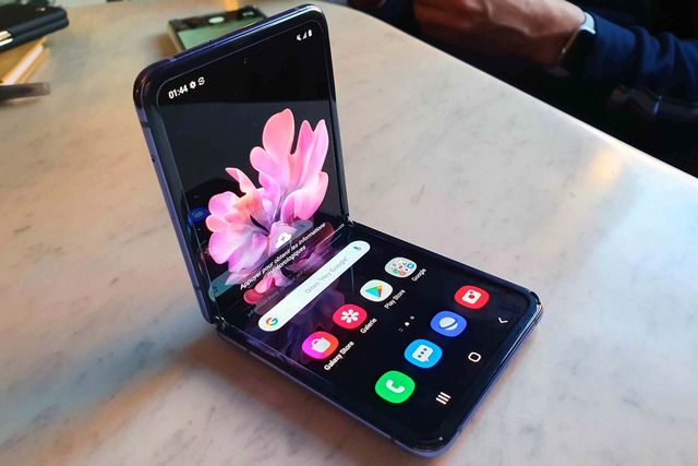 Samsung Galaxy Z Flip: як насправді виглядає стильна розкладачка компанії - фото 385641