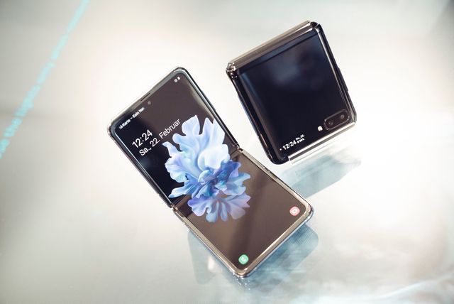 Samsung Galaxy Z Flip: як насправді виглядає стильна розкладачка компанії - фото 385645