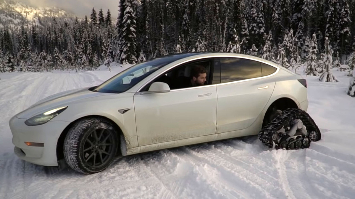 Tesla Model 3 оснастили гусеницями, аби кататись по снігу - фото 1