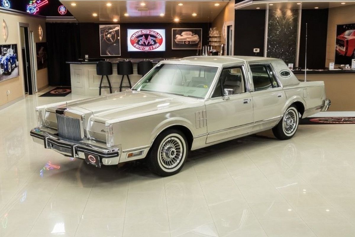 Майже без пробігу: з молотка піде 40-річний Lincoln Continental