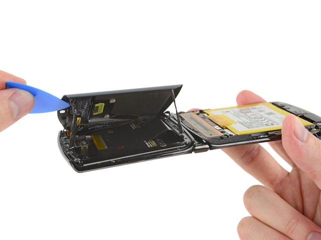 В iFixit розібрали новий Motorola RAZR (2019): чи просто ремонтувати смартфон - фото 385896