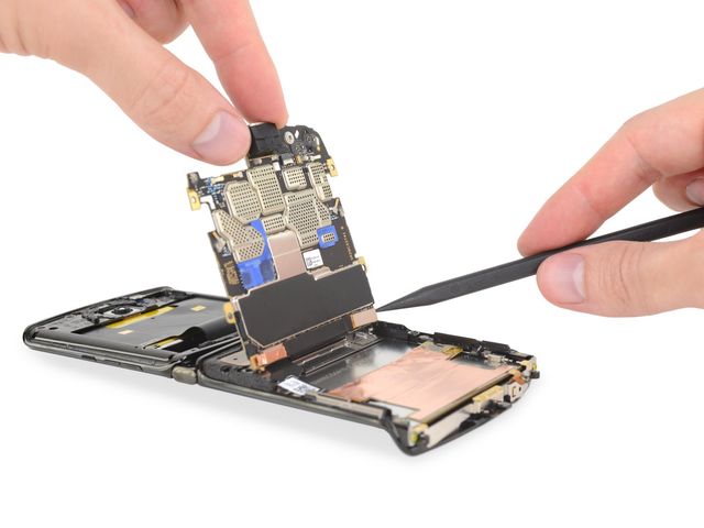 В iFixit розібрали новий Motorola RAZR (2019): чи просто ремонтувати смартфон - фото 385897