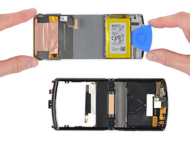 В iFixit розібрали новий Motorola RAZR (2019): чи просто ремонтувати смартфон - фото 385899