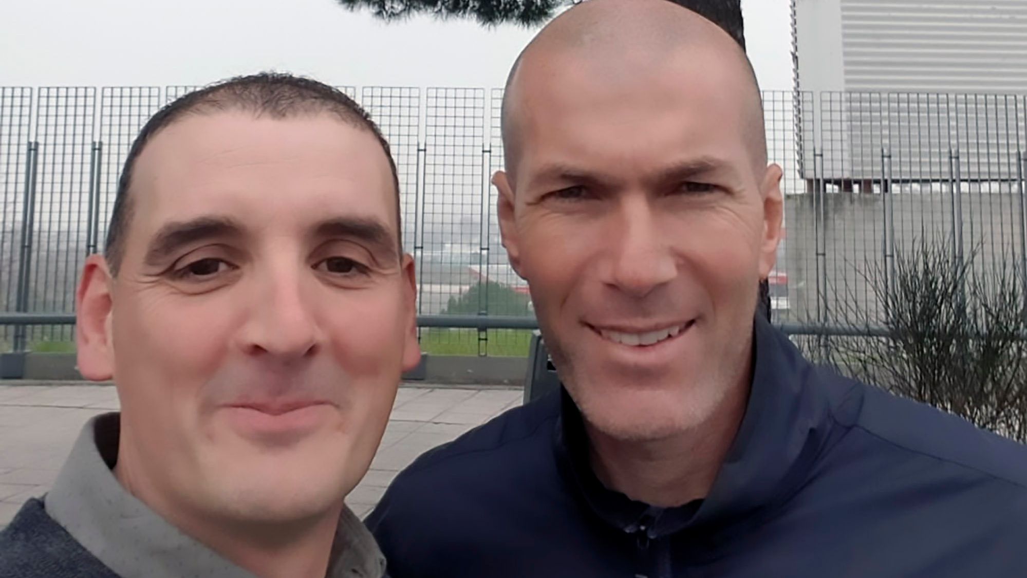 Чоловік зробив селфі з Зіданом після ДТП і запропонував обмінятися машинами: фотофакт - фото 1