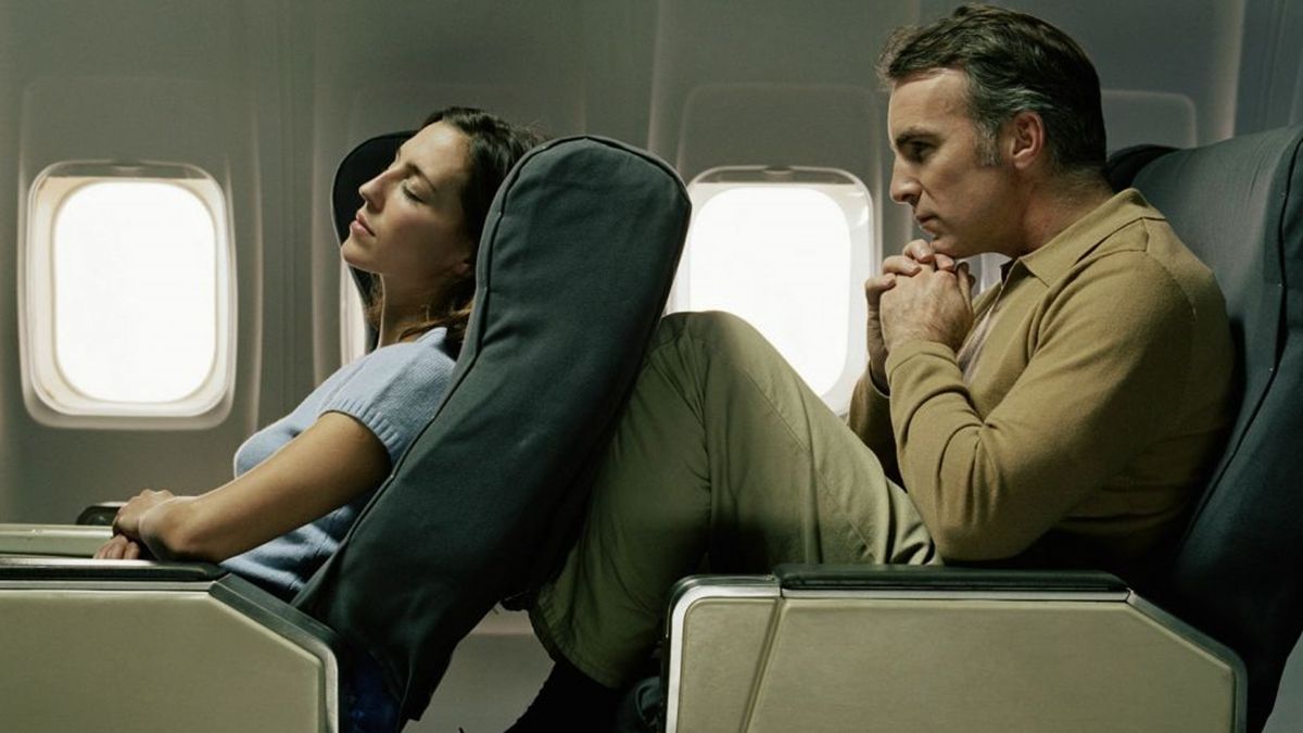 Чоловік в літаку простими рухами помстився сусідці: епічне відео - фото 1