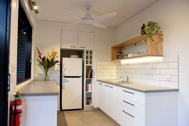 Австралійці зробили дім для мандрівників із контейнерів: ефектні фото - фото 386312