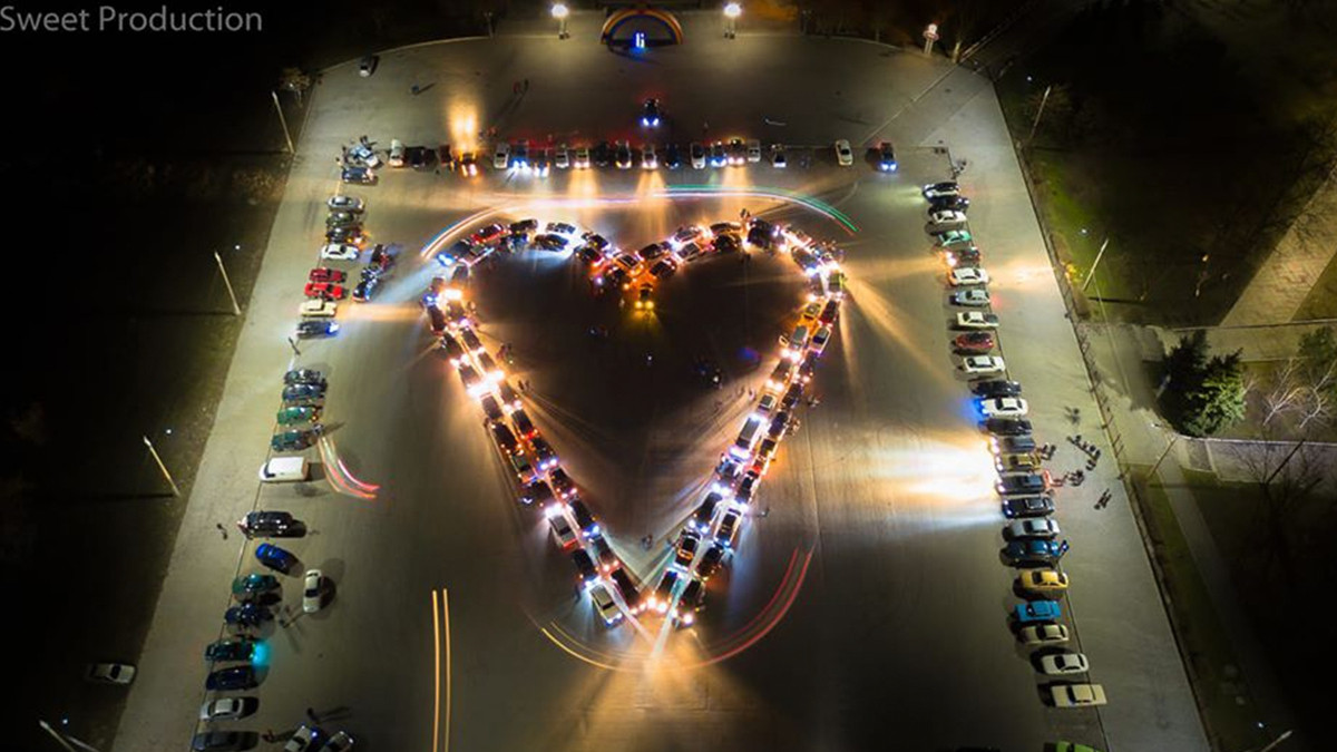 У Запоріжжі створили серце з десятків автомобілів: вражаюче фото - фото 1