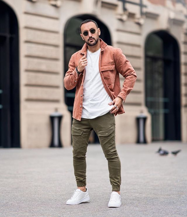 Як і з чим носити чоловічі штани джоггери: 10 модних ідей у фото - фото 386391