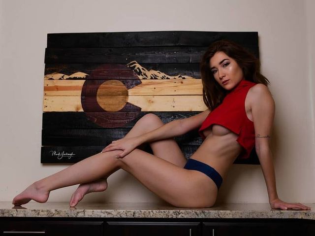 Дівчина тижня: гаряча модель Еллі Рід, яка обожнює роздягатися перед камерою (18+) - фото 386409