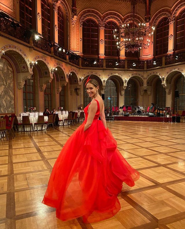 Катя Осадча вразила глибоким декольте в розкішній сукні - фото 386429