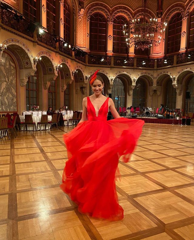 Катя Осадча вразила глибоким декольте в розкішній сукні - фото 386430