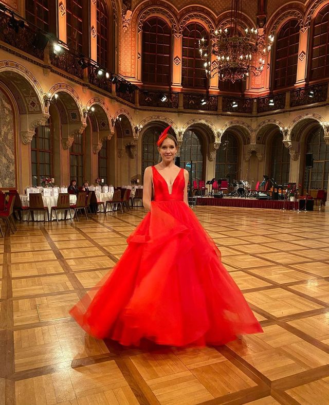 Катя Осадча вразила глибоким декольте в розкішній сукні - фото 386431