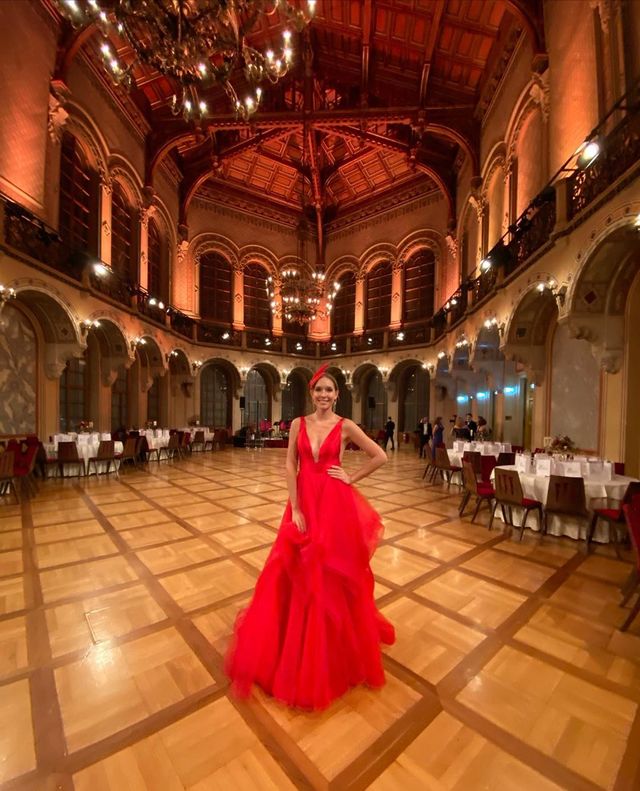 Катя Осадча вразила глибоким декольте в розкішній сукні - фото 386432