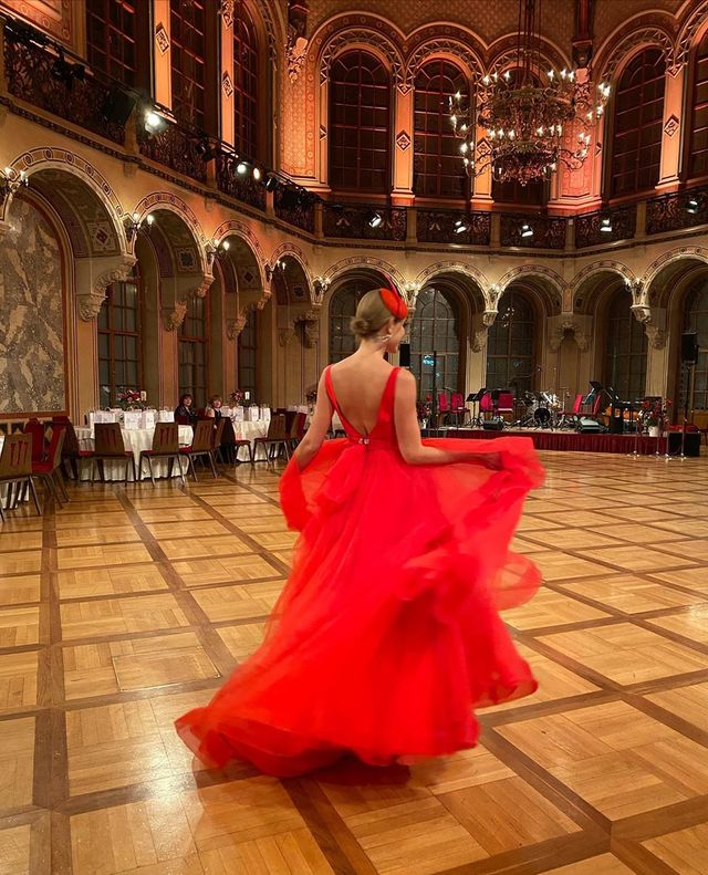 Катя Осадча вразила глибоким декольте в розкішній сукні - фото 386433