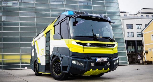 У мережі показали перший пожежний електрокар: ефектні фото - фото 386452