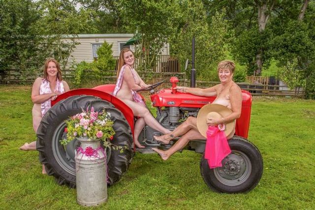 Голі британки знялися для благодійності: пікантні фото (18+) - фото 386462