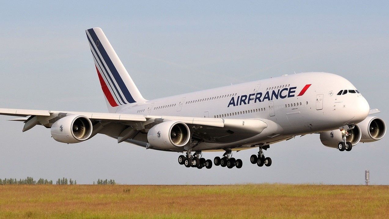 Найбільший пасажирський літак розвернуло у повітрі в останній момент: відео посадки боком