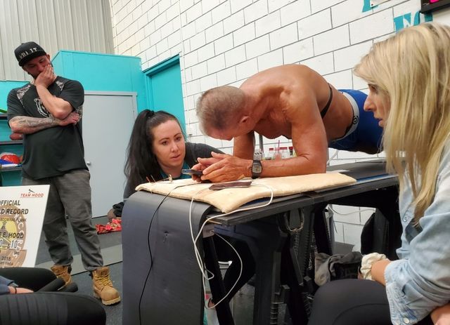 62-річний американець простояв в планці 8 годин - фото 386515