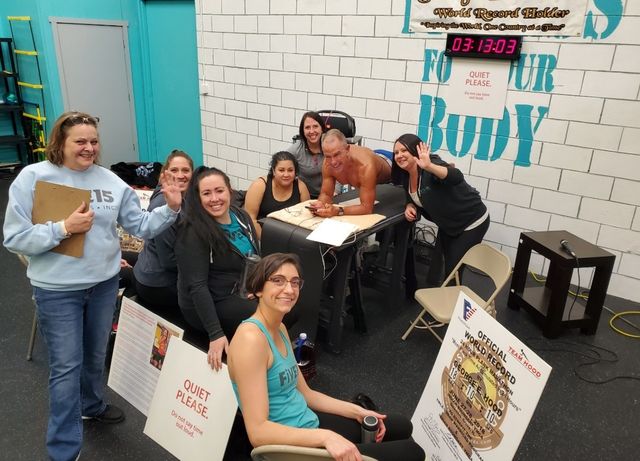 62-річний американець простояв в планці 8 годин - фото 386516