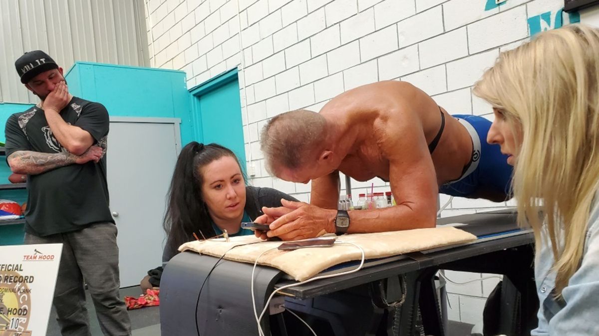 62-річний американець простояв в планці 8 годин