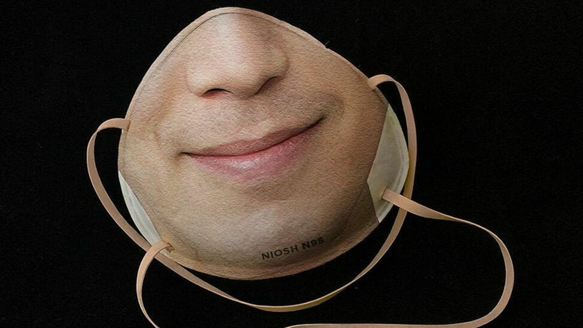 Дизайнерка створила концепт медичних масок з видрукованими обличчями: фотофакт - фото 1