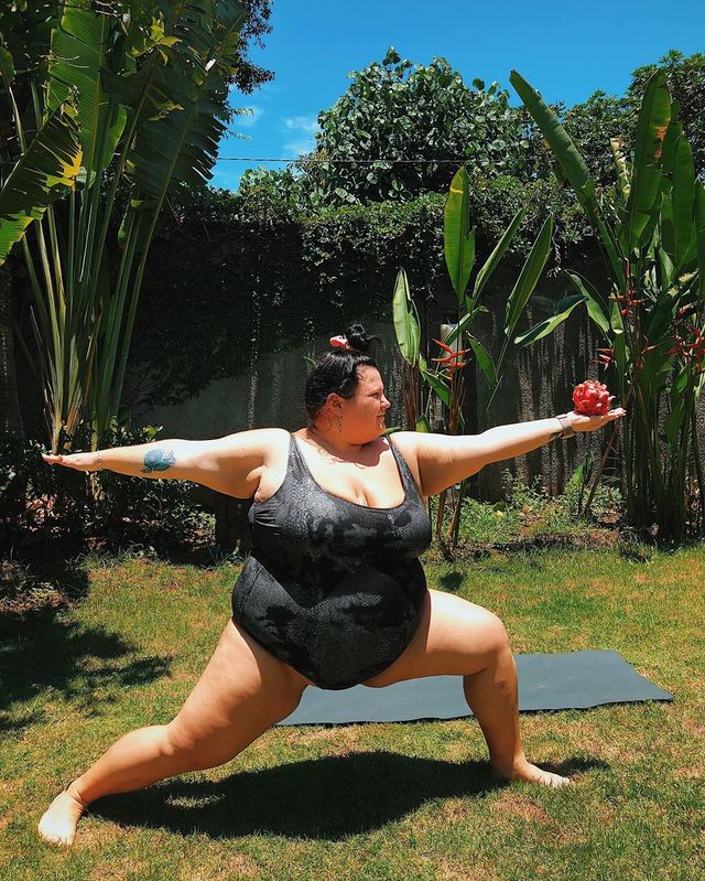 Реперка alyona alyona в купальнику похизувалася гнучкістю: фото - фото 386534