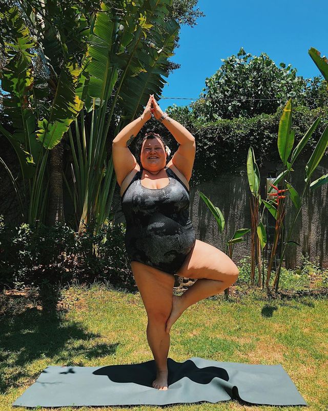 Реперка alyona alyona в купальнику похизувалася гнучкістю: фото - фото 386537