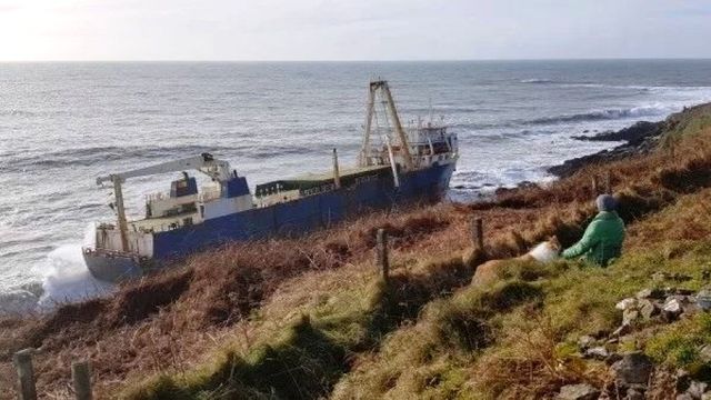 Біля берегів Ірландії з'явився корабель-привид: фотофакт - фото 386673