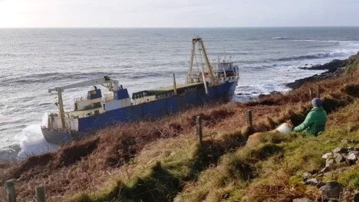 Біля берегів Ірландії з'явився корабель-привид: фотофакт - фото 1