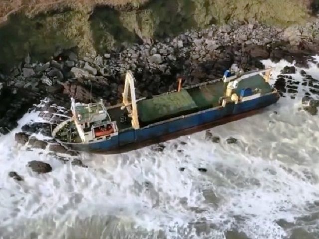 Біля берегів Ірландії з'явився корабель-привид: фотофакт - фото 386675