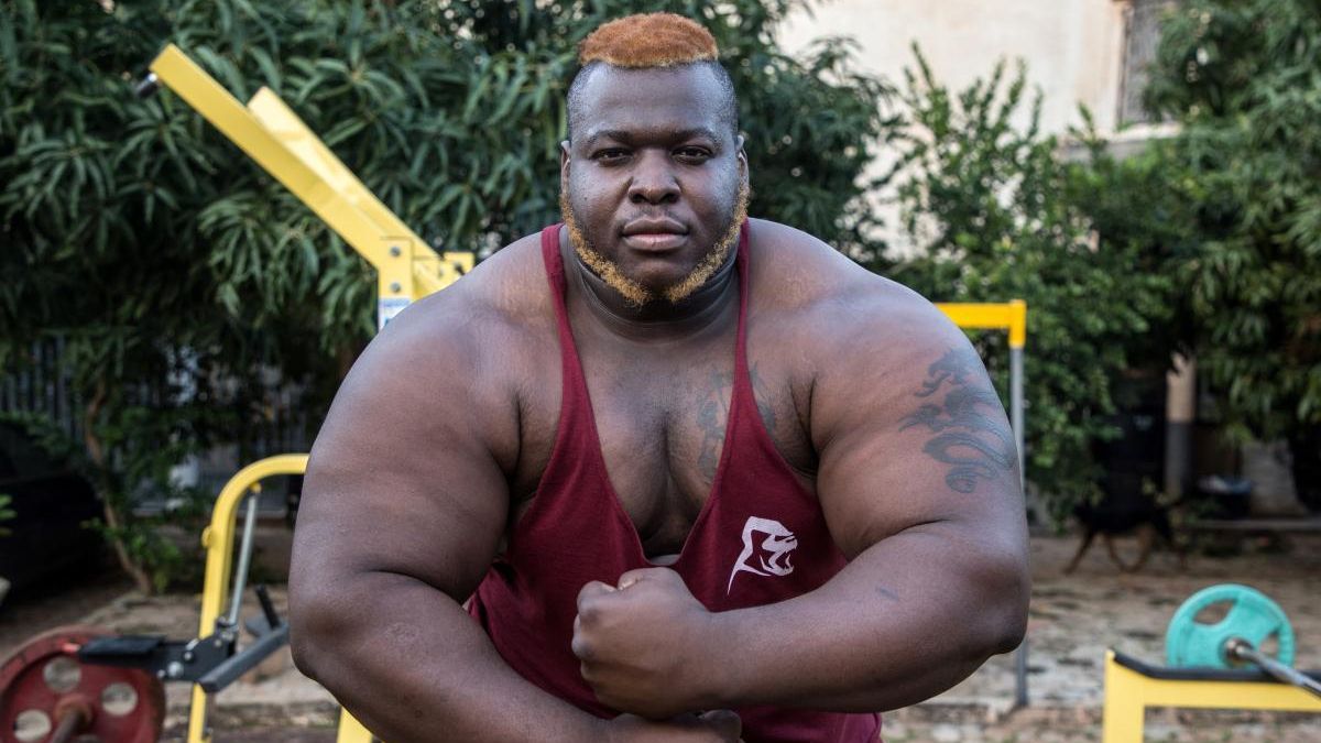 У мережі показали 27-річного богатиря, який з'їдає вісім курей за день