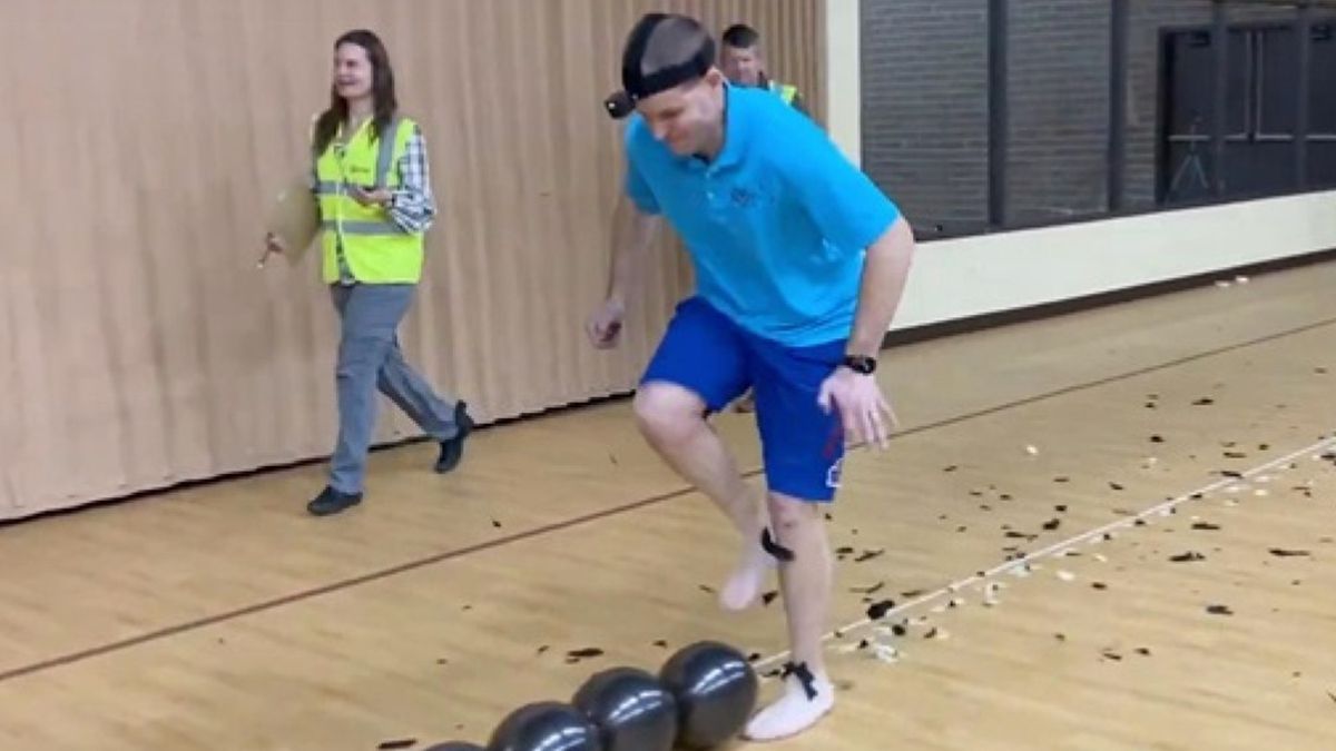 Чоловік встановив рекорд, лопнувши сто повітряних куль ногами: відео
