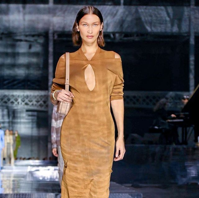 Найкрасивіша дівчина у світі покрасувалася на подіумі у сукні з пікантними вирізами: фото - фото 386947