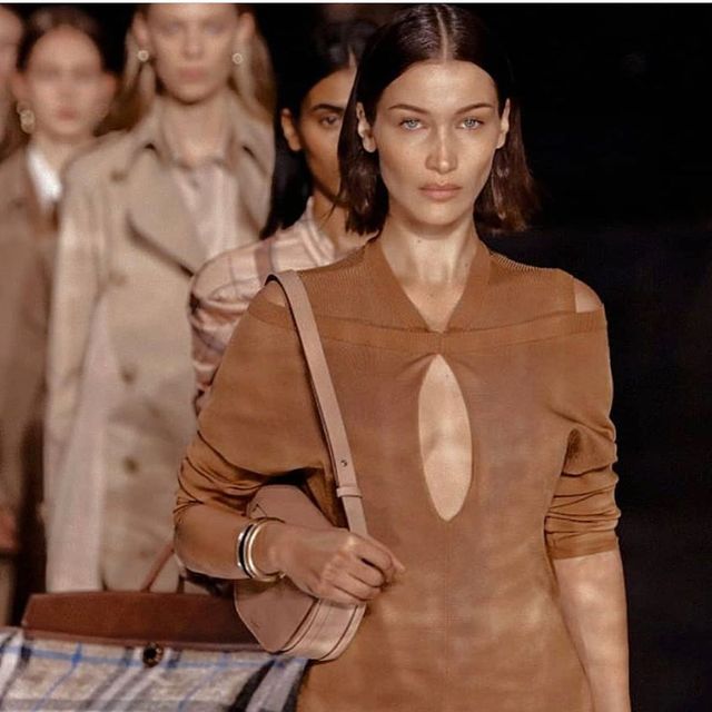 Найкрасивіша дівчина у світі покрасувалася на подіумі у сукні з пікантними вирізами: фото - фото 386948