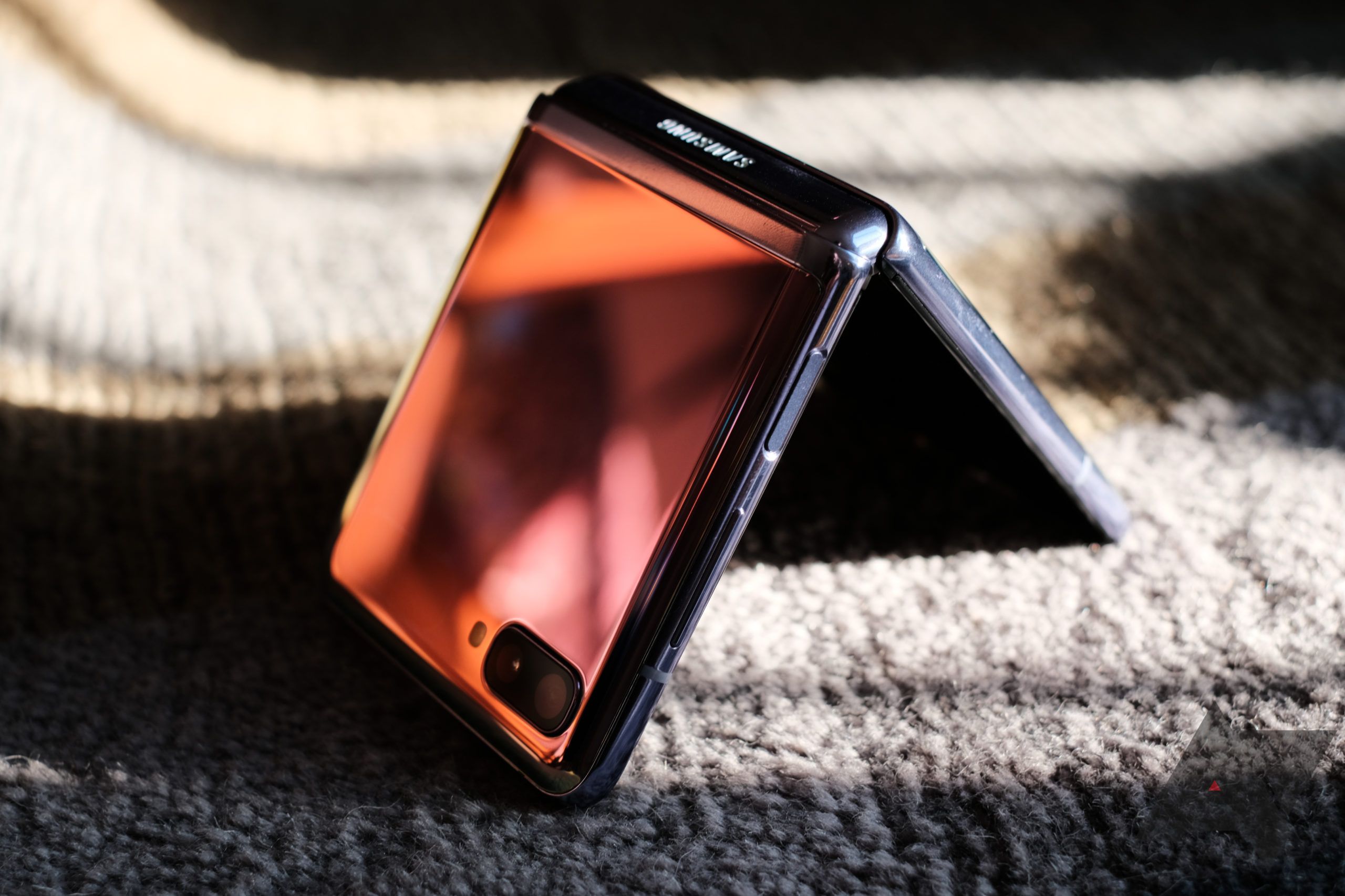 Чи захищений екран Samsung Galaxy Z Flip захисним склом? - фото 1