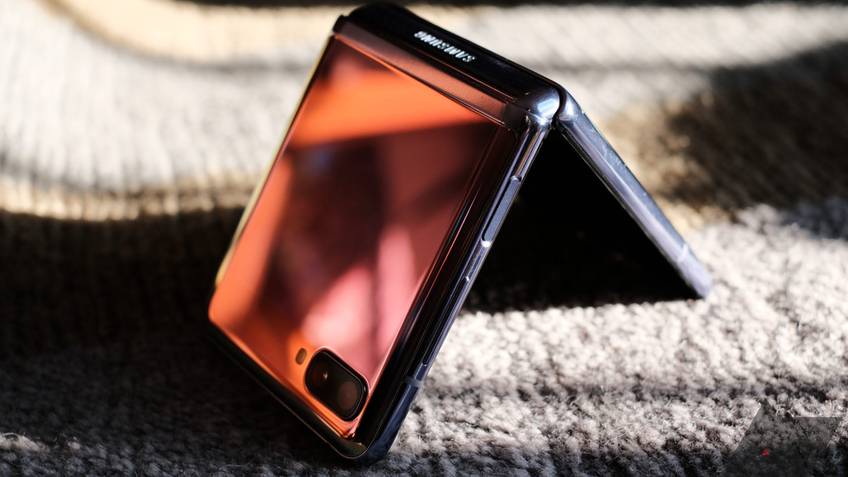 Чи захищений екран Samsung Galaxy Z Flip захисним склом? - фото 1