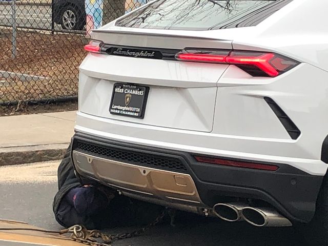 Підлітки викрали з автосалону два Lamborghini Urus, але щось пішло не так - фото 387016