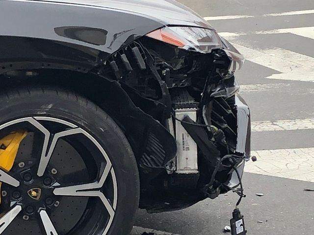 Підлітки викрали з автосалону два Lamborghini Urus, але щось пішло не так - фото 387017