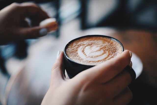Ранкову чашку кави слід пити після 9 години - фото 387255