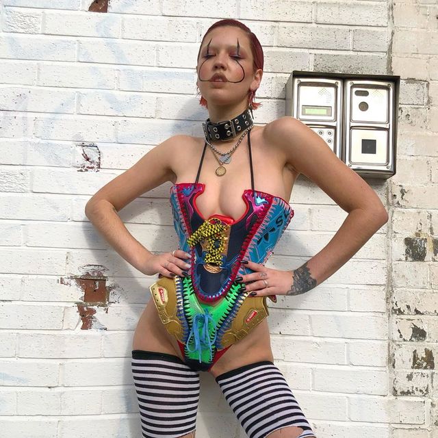 Дизайнерка створює корсети з кросівок Adidas: це треба бачити - фото 387307